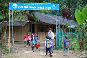 Thầy Nguyễn Trọng Toàn đón học sinh đến lớp tại điểm bản Phà Nọi – Trường Tiểu học Đoọc Mạy, huyện Kỳ Sơn, Nghệ An. 