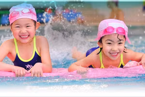 Các gia đình cần chủ động đưa con đi học bơi và học kỹ năng an toàn trong môi trường nước. Ảnh minh họa