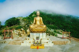 Trần Nhân Tông làm thơ theo hai nguồn cảm hứng: Cảm hứng thế tục gắn với tư cách hoàng đế và cảm hứng Thiền gắn với tư cách Thiền sư.