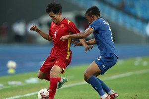 Trần Bảo Toàn (bên trái) ghi bàn vào lưới U23 Thái Lan trong trận chung kết U23 Đông Nam Á 2022.