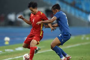 Trần Bảo Toàn (bên trái) ghi bàn vào lưới U23 Thái Lan trong trận chung kết U23 Đông Nam Á 2022.