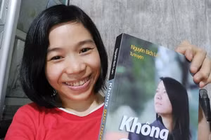 Trần Thúy Nga và cuốn sách giúp cô tìm được “sứ mệnh cuộc đời”. Ảnh: NVCC