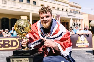 Tom Stoltman (SN 1994), nhà vô địch World’s Strongest Man 2021.