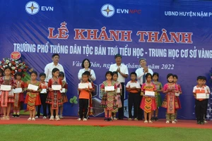 Học sinh Trường Phổ thông DTBT Tiểu học và THCS Vàng Đán được tặng học bổng.