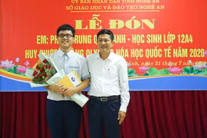 GS Thái Văn Thành, Giám đốc Sở GD&ĐT Nghệ An chúc mừng HS của tỉnh đạt Huy chương Vàng Olympic Hóa học quốc tế năm 2020.