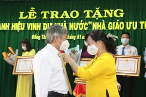 Bà Nguyễn Thúy Hà, Giám đốc Sở GD&ĐT Đồng Tháp trao danh hiệu Nhà giáo Ưu tú cho các nhà giáo. Ảnh: V. Khương