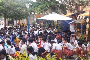 Trường THCS Trần Đại Nghĩa phối hợp với các trường đào tạo nghề trên địa bàn tổ chức hướng nghiệp cho học sinh khối lớp 9. (ảnh chụp thời điểm chưa có dịch) 