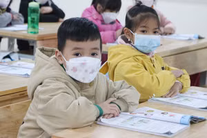 Học sinh Trường Tiểu học Thượng Mỗ, huyện Đan Phượng tỏ ra phấn khởi trong buổi đầu đến trường. 