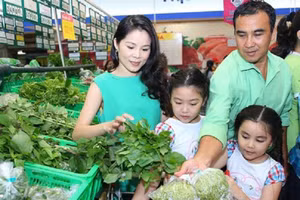 Gia đình diễn viên, MC Quyền Linh cùng đi mua thực phẩm.