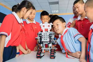 Học sinh tiểu học giao lưu với robot trí tuệ nhân tạo.