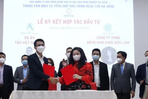 Ký kết hợp tác giữa đại diện dự án Tảo Việt AlgaeVi với doanh nghiệp để phát triển sản phẩm ra thị trường. 