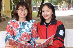 Hoàng Thanh Huyền (bìa phải) và cô giáo Nguyễn Thị Hiên - phụ trách đội tuyển tiếng Trung.