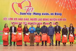 Lãnh đạo Liên đoàn Lao động tỉnh Hòa Bình thăm hỏi, động viên gia đình đoàn viên hoàn cảnh khó khăn tại thị trấn Ba Hàng Đồi (Lạc Thủy). Ảnh: ITN