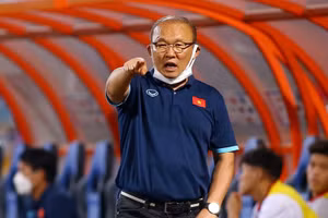 Huấn luyện viên Park Hang Seo chỉ đạo trong trận U23 Việt Nam – U20 Hàn Quốc tại Hàng Đẫy.