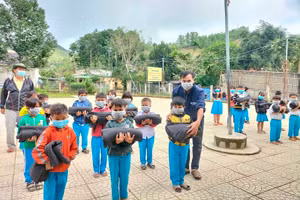 Học sinh huyện miền núi Sơn Tây (Quảng Ngãi) mang chăn ấm và nhu yếu phẩm về cho gia đình trước ngày nghỉ Tết Dương lịch.