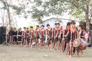 Học sinh Kon Tum tham gia biểu diễn cồng chiêng trong Lễ hội. Ảnh: TG