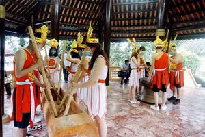 Học sinh tham gia trực tiếp vào hoạt động Giỗ Tổ Hùng Vương, một cách giáo dục truyền thống hiệu quả, ý nghĩa. 