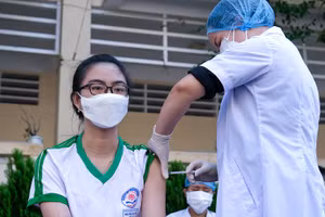 Học sinh TP Cần Thơ được tiêm vắc-xin Covid-19.