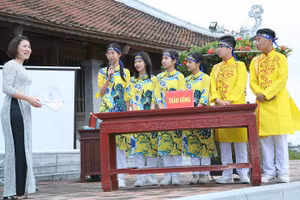 Hai đội thi mang tên “Thần đồng” và “Nhân tài” cùng khán giả thi tìm hiểu về nhà bác học Lê Quý Đôn tại Khu lưu niệm Lê Quý Đôn (Hưng Hà, Thái Bình). Ảnh: NTCC