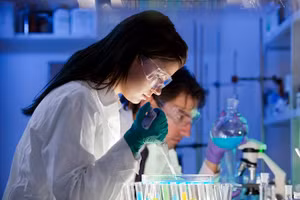 Ở châu Âu, phụ nữ đang ngày càng chứng tỏ tầm ảnh hưởng trong khoa học và giáo dục. Ảnh: Reuters