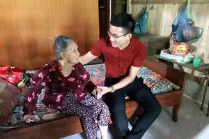 Thầy Hùng đại diện đi thăm mẹ của các gia đình có con là liệt sĩ. Ảnh: NVCC