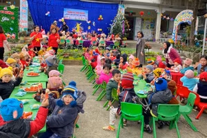 Học sinh được trải nghiệm văn hóa ẩm thực địa phương.