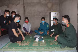 Cán bộ Ban Chỉ huy Quân sự huyện Điện Biên, Ban Chỉ huy quân sự xã Thanh An đến thăm hỏi, động viên tân binh Lò Ngọc Trung trước ngày nhập ngũ.