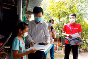 Bên cạnh việc cung ứng SGK, nhà trường, địa phương cũng quan tâm đến việc hỗ trợ sách cho trò nghèo.