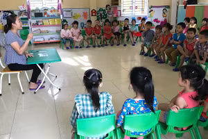 Nỗ lực nâng cao chất lượng nuôi dạy trẻ (giờ học của trẻ Trường Mầm non Hồng Ca). Ảnh: TG 