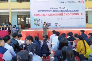 Phân hiệu Đại học Đà Nẵng tại Kon Tum tổ chức hướng nghiệp cho học sinh Trường THPT Duy Tân khi dịch Covid-19 chưa bùng phát.