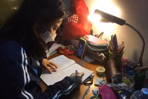 Trần Thị Diệu Linh học bài trong thời gian bị cách ly.