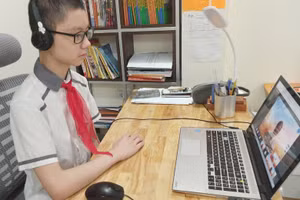 Học sinh Hà Nội trong giờ học trực tuyến.