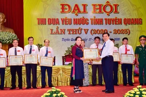 Cô Đặng Thị Hường được vinh danh tại Đại hội thi đua yêu nước tỉnh Tuyên Quang lần thứ V (2020 - 2025). Ảnh: NVCC