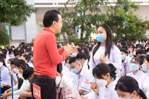 TS Đào Lê Hòa An trong một chương trình tư vấn, hướng nghiệp cho học sinh THPT.