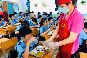Trường Tiểu học Nguyễn Hiền bố trí cho học sinh ăn trưa tại lớp.