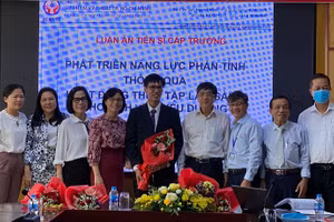 NCS Nguyễn Hưng Hòa (cầm hoa) bảo vệ thành công luận án Tiến sĩ ngành Giáo dục học tại Viện Sư phạm kỹ thuật, Trường ĐH Sư phạm kỹ thuật TPHCM.