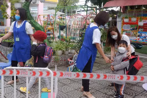 Trường Mầm non Cẩm Nhung (quận Thanh Khê, TP Đà Nẵng) thực hiện phân luồng khi đón, trả trẻ. 