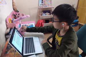 Với học sinh tiểu học, việc học trực tuyến cần phù hợp cả nội dung, phương pháp và thời lượng. Ảnh: Đức Trí