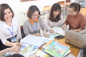 Giáo viên Trường Tiểu học Dĩnh Kế (TP Bắc Giang) tham khảo, nghiên cứu sách giáo khoa mới. Ảnh minh họa: TG