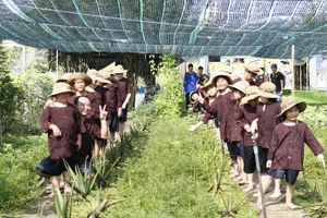 Trẻ tham gia chương trình học làm người nông dân do Trung tâm Thanh thiếu niên tổ chức.