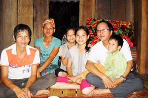 Tác giả và gia đình cháu Ngân Thị Đòa, ở khu Chiềng, bản Co Cài (Trung Lý, Mường Lát) năm 2013.