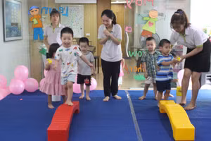 Cô trò cùng vui với trò chơi trong giờ học ở Trường Mầm non Eduplay Hà Nội.