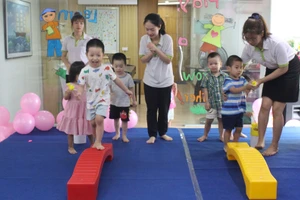 Cô trò cùng vui với trò chơi trong giờ học ở Trường Mầm non Eduplay Hà Nội.