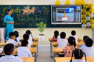 Buổi đầu đến lớp của cô giáo Nguyễn Thị Ngọc Ánh và học sinh lớp 1A2 sau thời gian dài học trực tuyến. Ảnh: NVCC