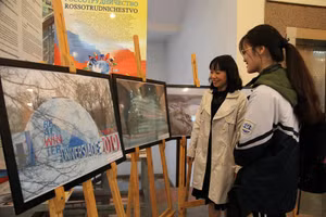 Cô Hiền dẫn học sinh tham quan không gian văn hóa Nga.