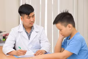 Bác sỹ tư vấn về tâm lý cho trẻ. Ảnh minh họa