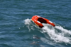 Giảng viên, sinh viên cùng chế phao cứu sinh điều khiển từ xa