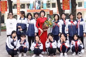 Cô Phượng không những tâm huyết với từng bài giảng, mà còn luôn quan tâm tới học trò để hiểu được tâm tư, nguyện vọng của các em. 