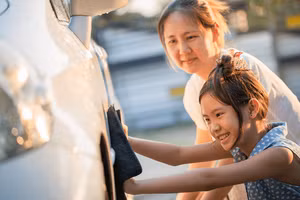 Cha mẹ giúp con yêu thích lao động bằng cách để trẻ hiểu có những việc là đương nhiên phải làm. Ảnh minh họa.