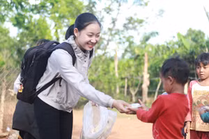Nữ sinh Thùy Trang trên hành trình làm thiện nguyện của mình.